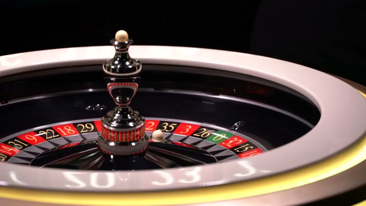 Crupier real presentando una mesa de ruleta en vivo con multiplicadores